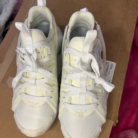 X SOLD X Nike off white Huaraches- worn one time - Picture 3 of 9